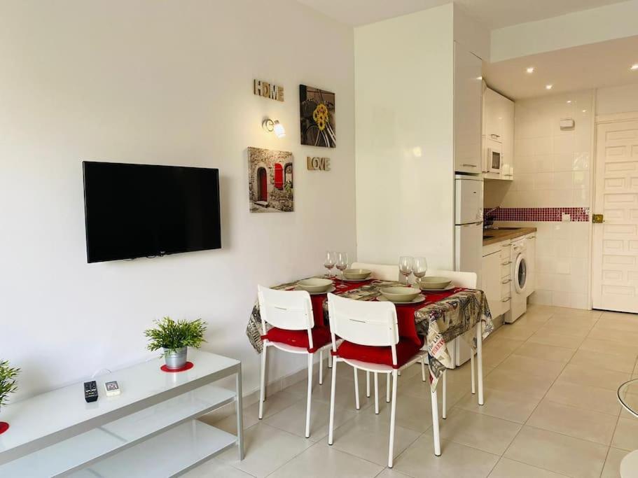 Benalbeach: Beachfront Studio In With Aquapark Apartment